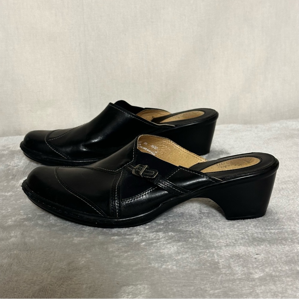 Clark's Artisan Leather Mule Clogs Women's Sz 9 Heels 2"